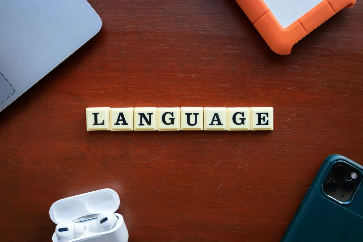 Chữ LANGUAGE xếp bằng ô chữ trên bàn