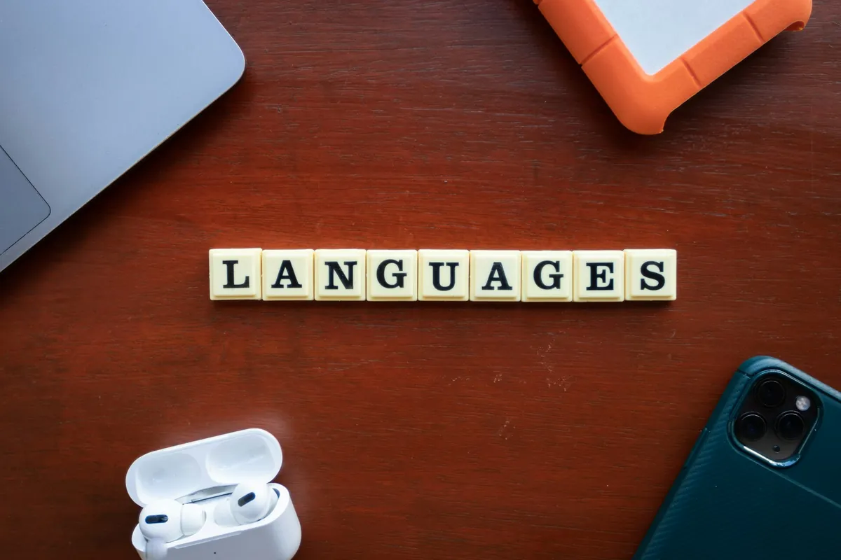Khối chữ gỗ ghép từ LANGUAGES