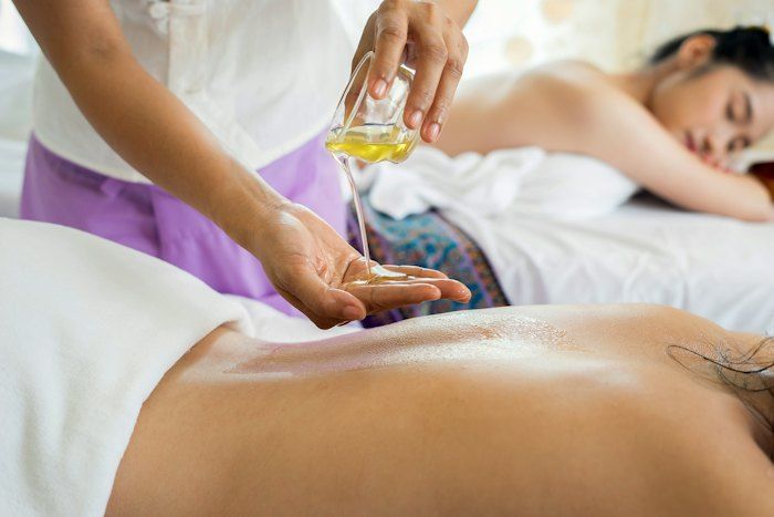 Massage tinh dầu thư giãn